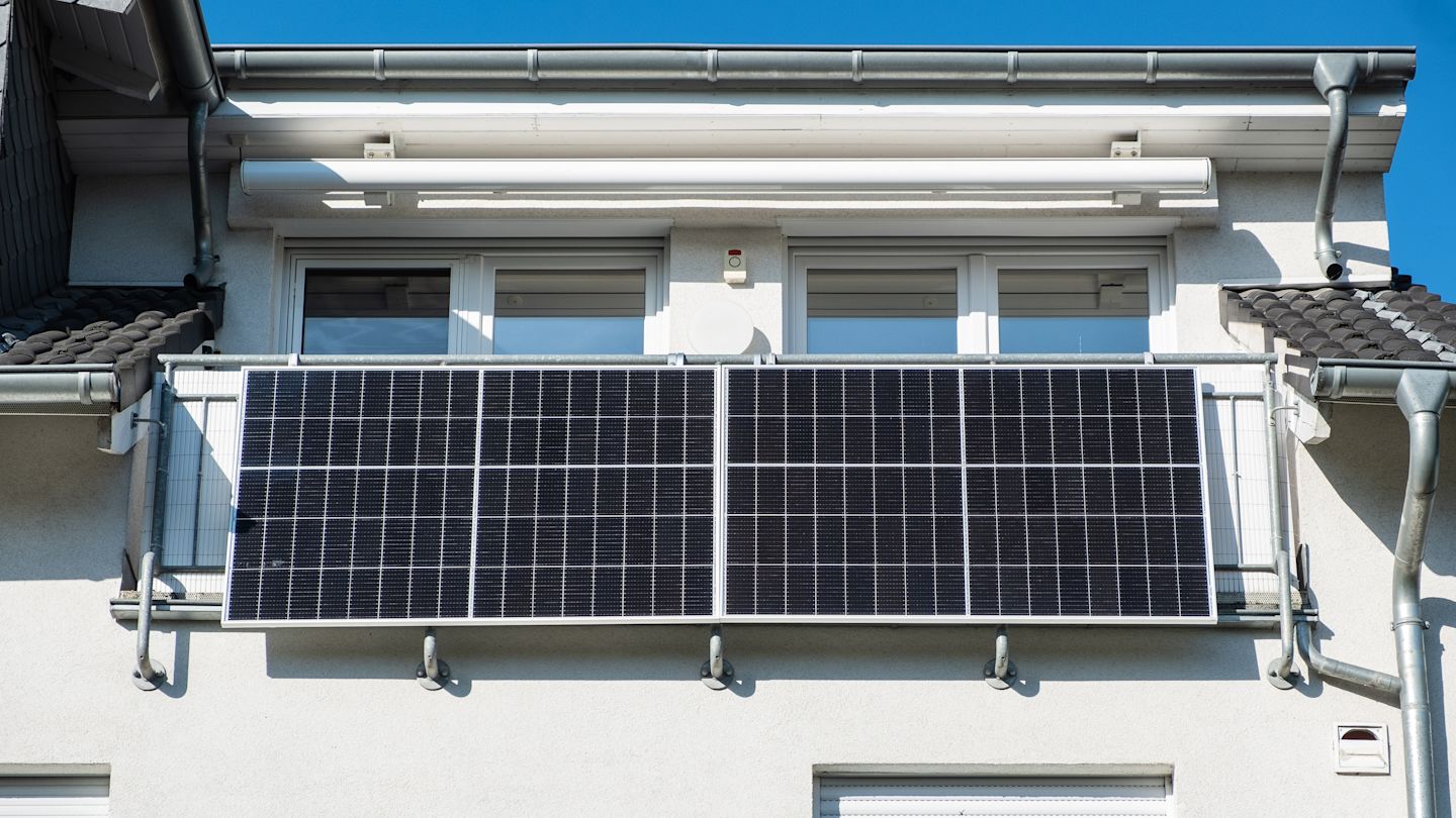 Balkon mit Solarpanelen.