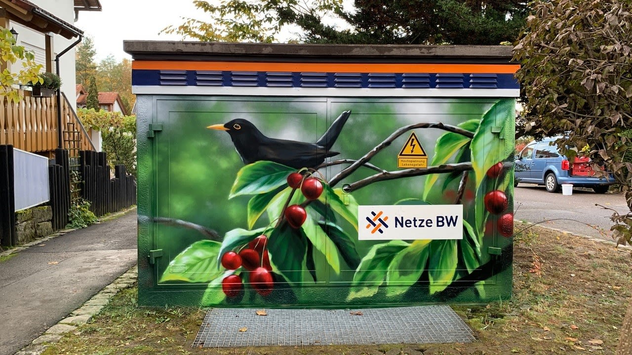 Graffiti-Kunst auf Trafostation: Amsel auf Kirschzweig, Netze BW.