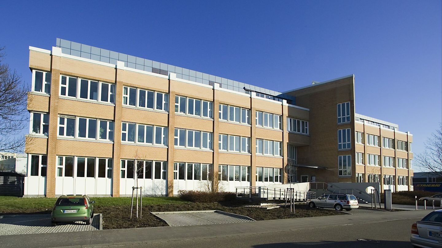 Mehrstöckiges Bürogebäude aus Backstein.