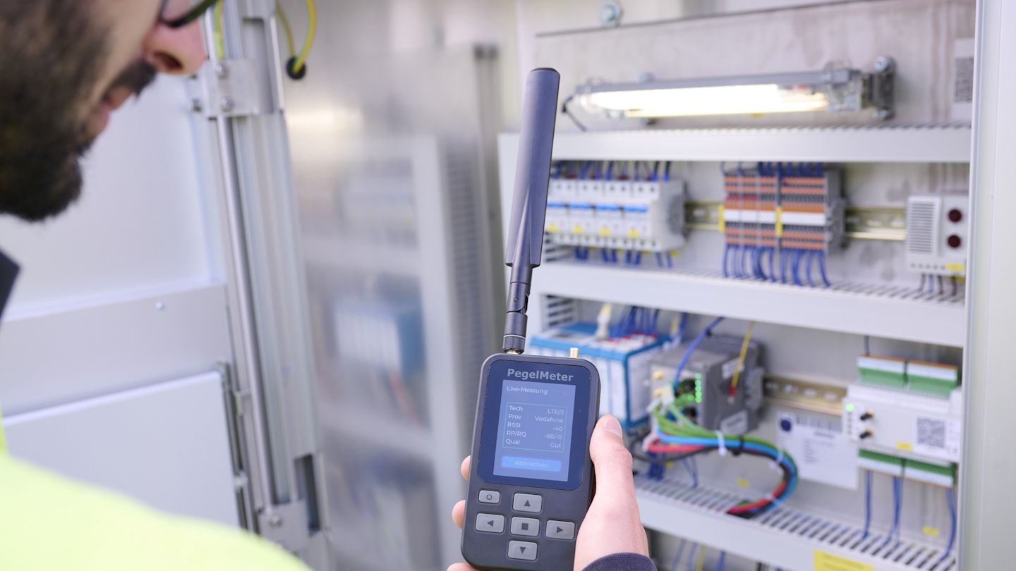 Mobilfunkmessung mit PegelMeter an Netzstation.
