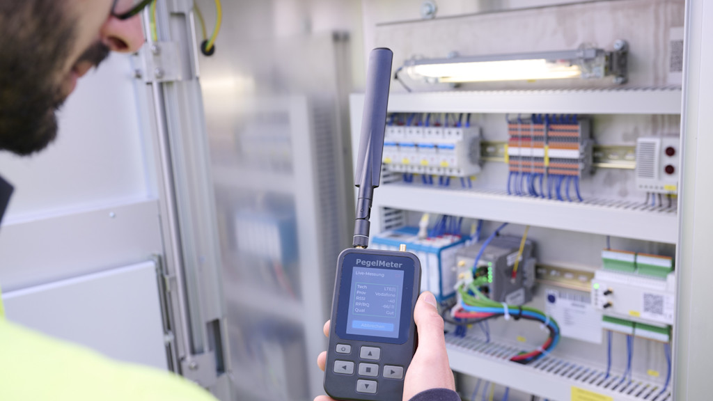 Mobilfunkmessung mit PegelMeter an Netzstation.