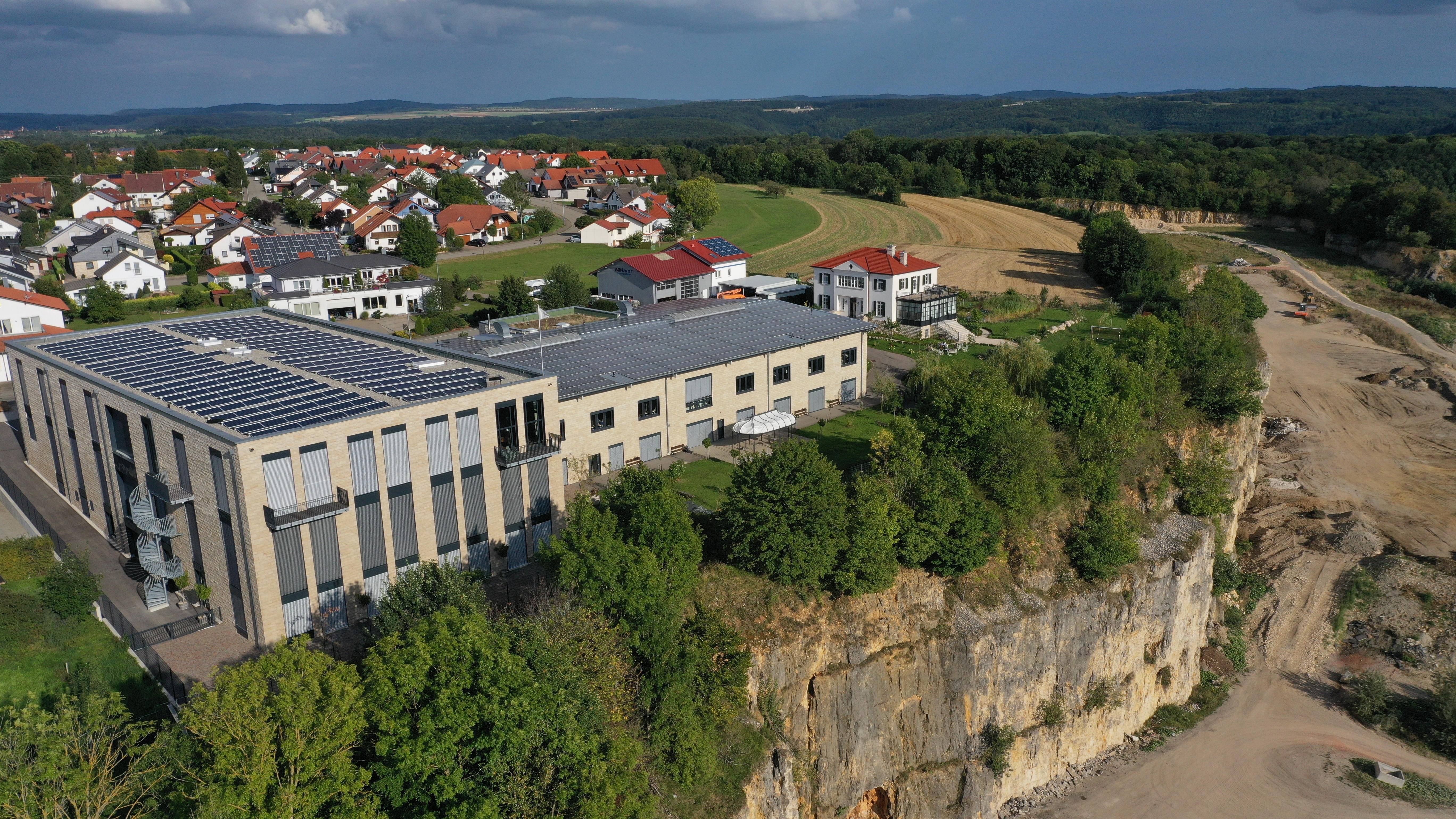 Gebäudekomplex mit Solaranlage bei Sonnenschein.