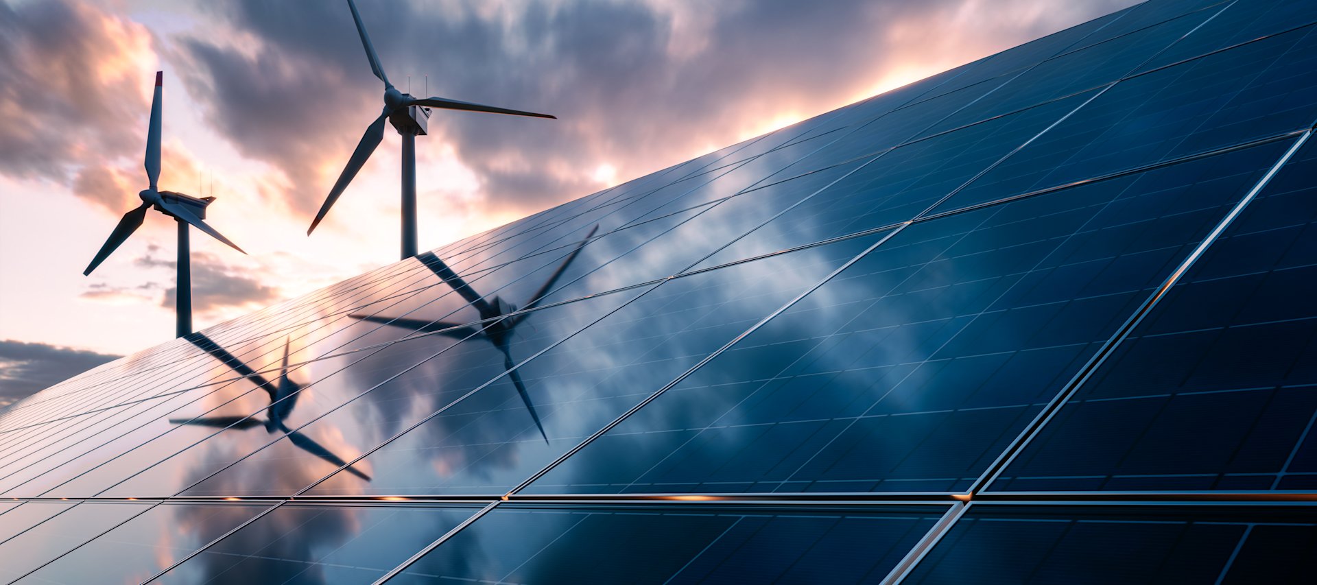 Photovoltaikanlage mit Windrädern im Abendlicht.