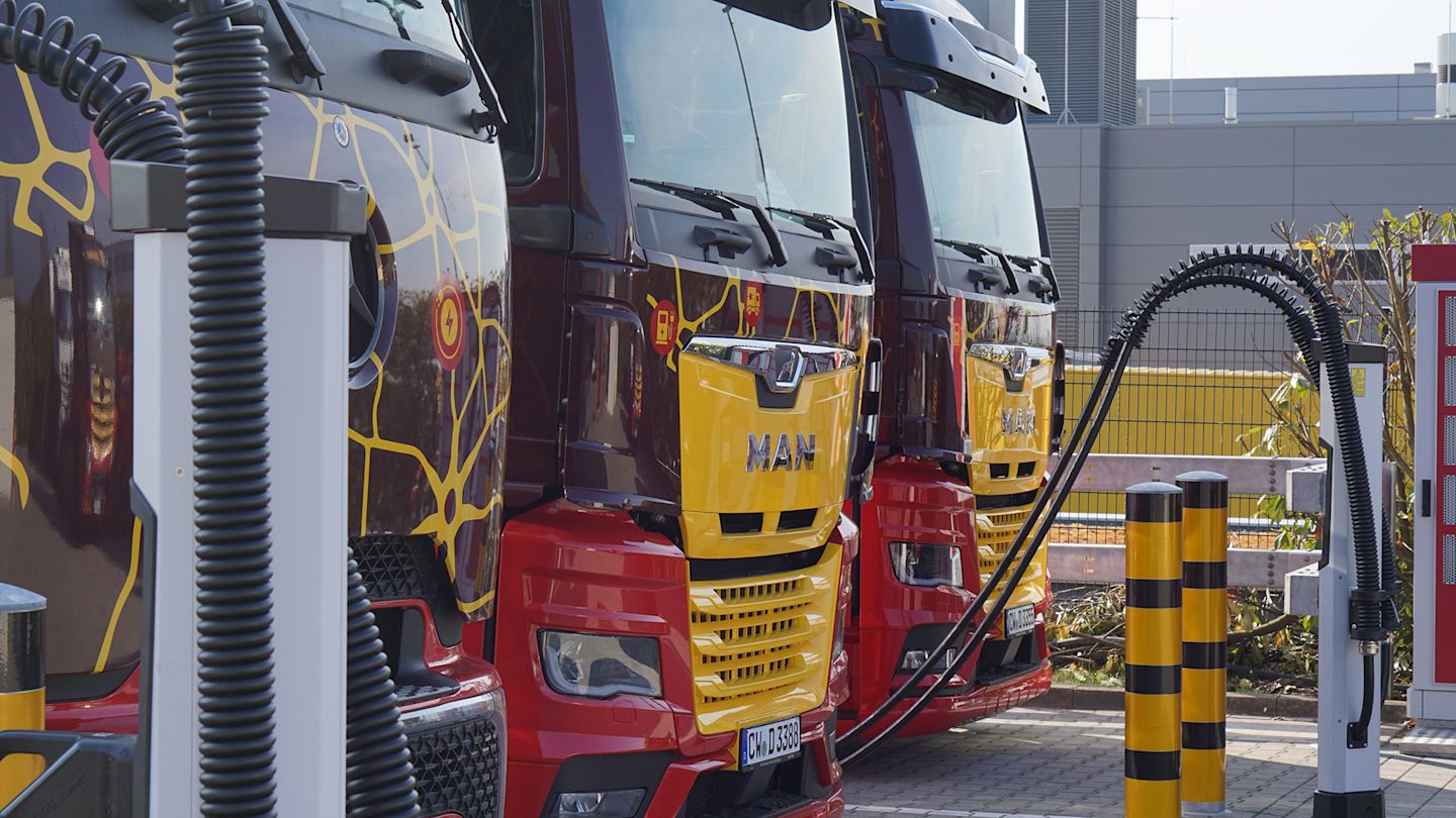 Drei batteriebetriebene Lkw beim Ladevorgang