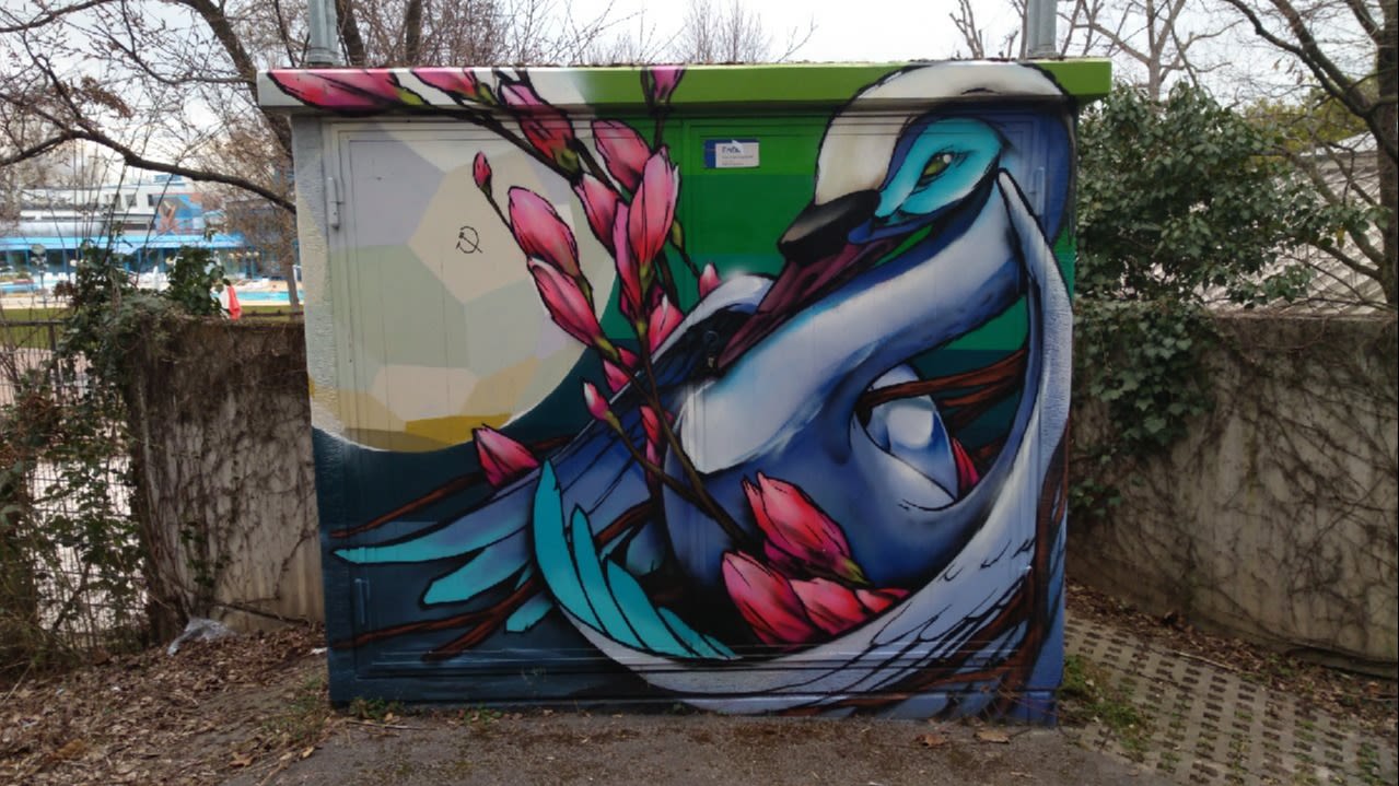 Graffiti: Blauer Vogel mit Magnolienblüten.
