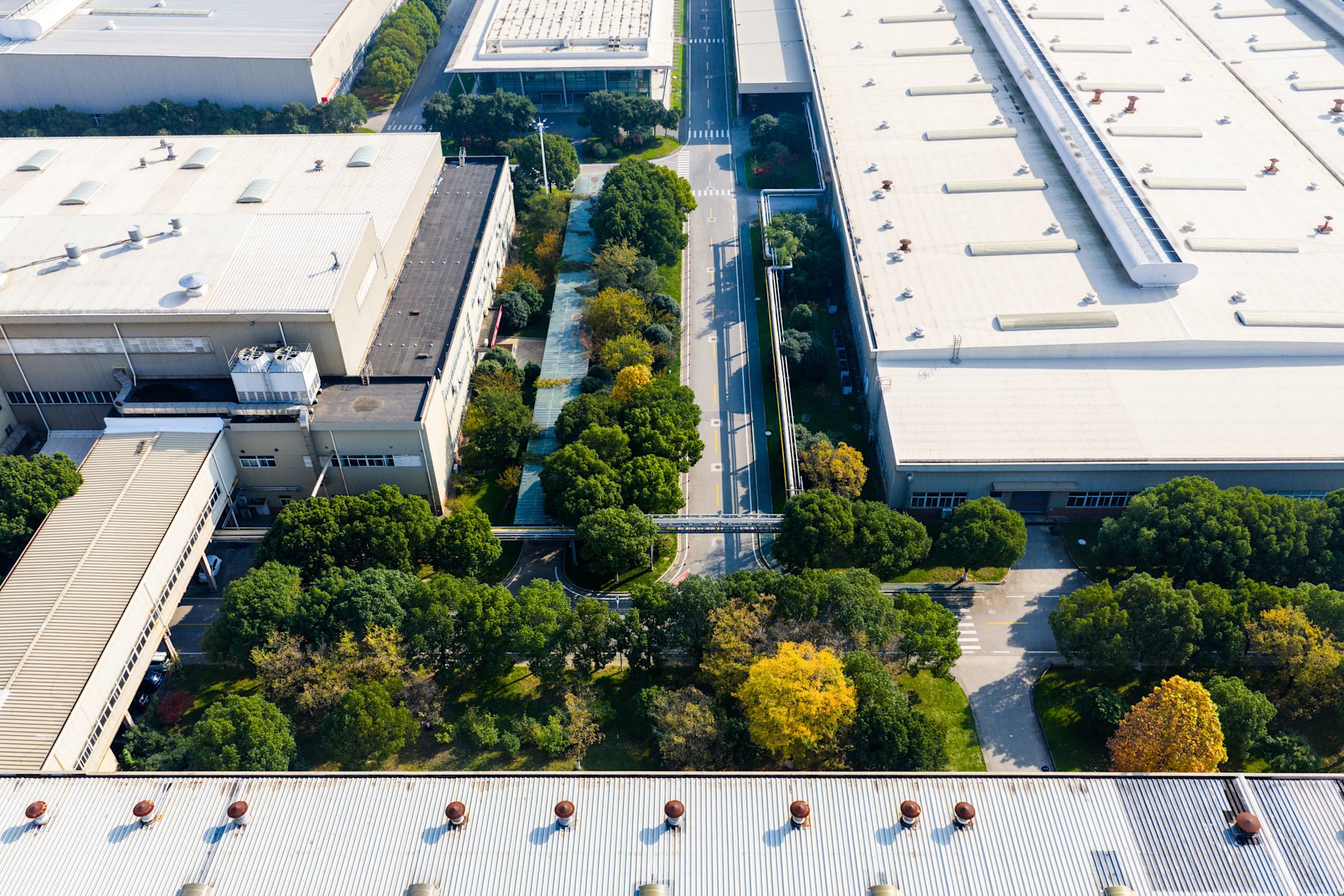 Luftaufnahme eines Industrieareals mit Straßen, Gebäuden und einer Umspannanlage