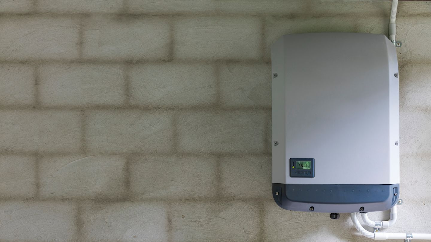 Solarwechselrichter an Ziegelwand montiert.