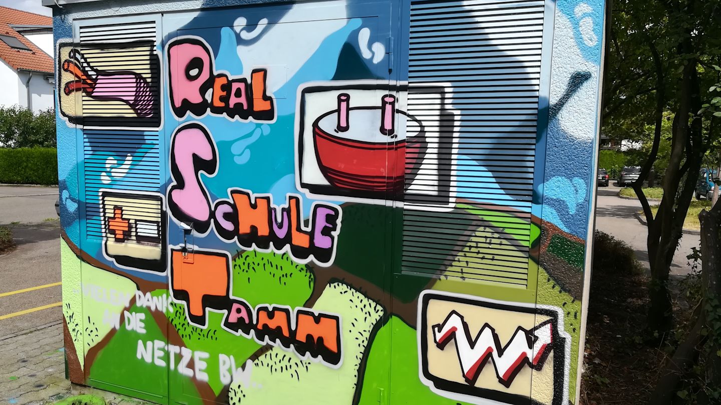 Graffiti: an einem Trafohäuschen mit Realschule Tamm.