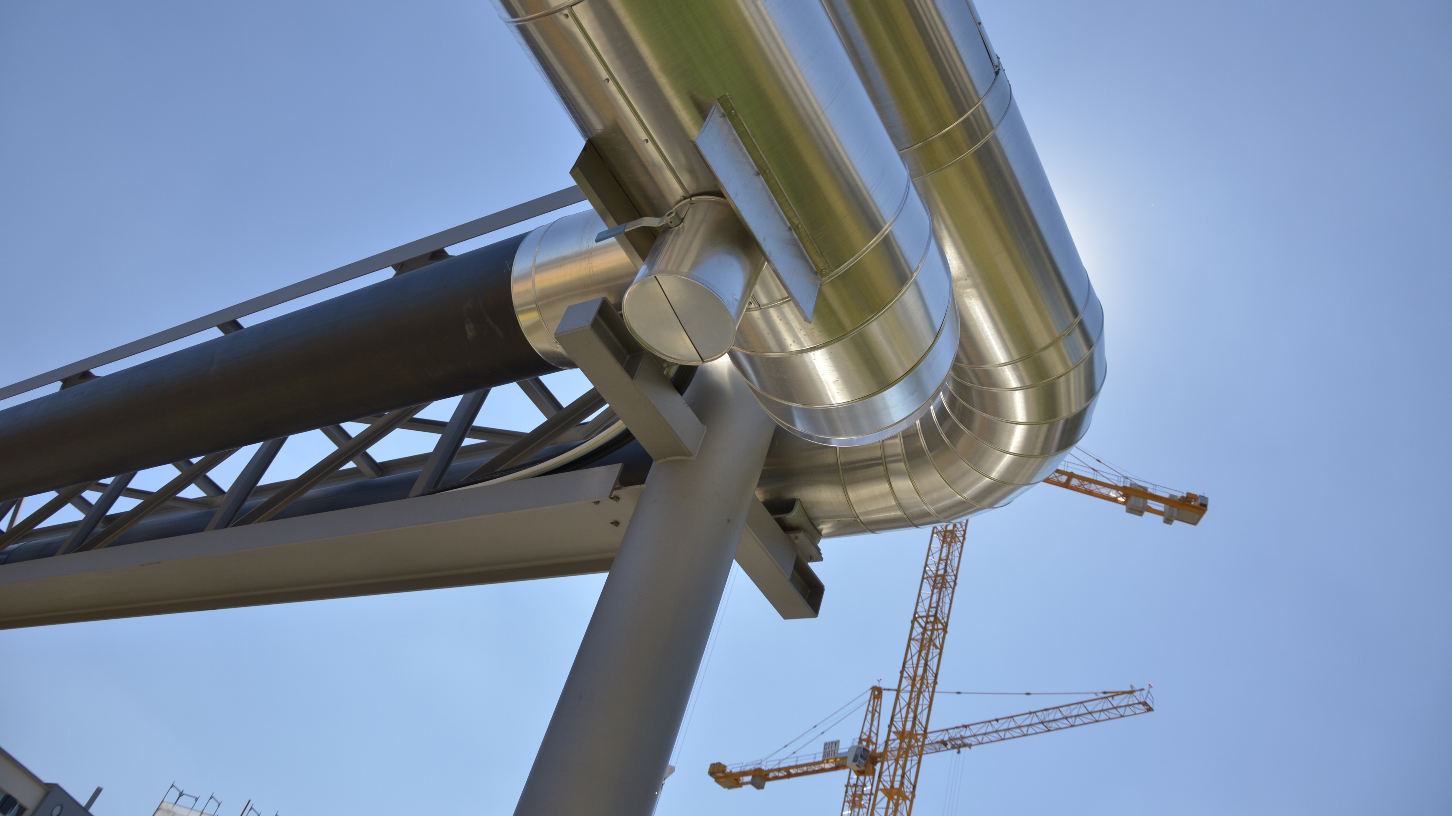 Leitungen eines Fern- oder Nahwärmenetzes.