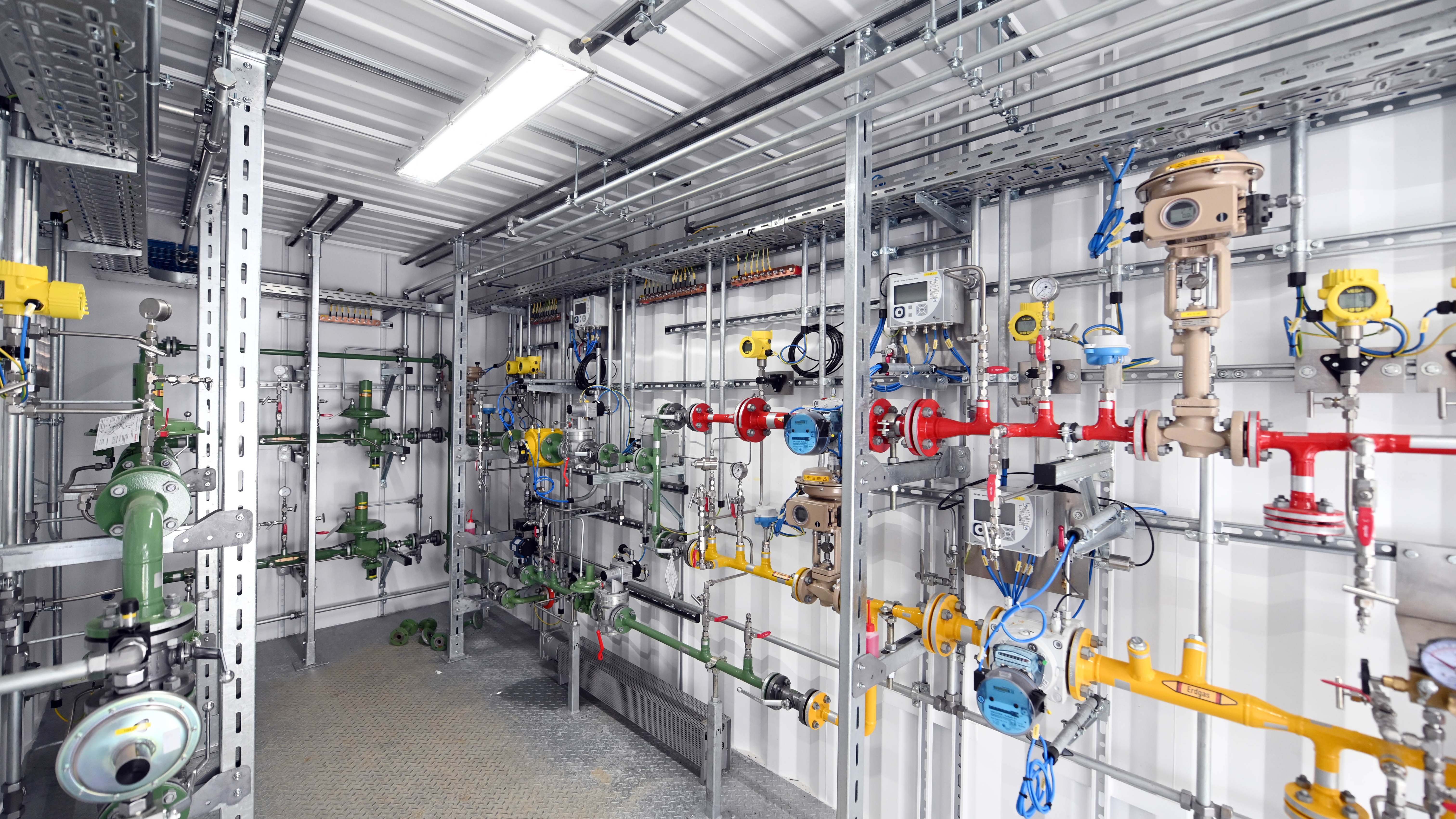 Gasmess- und Regelanlage der Netze BW mit farbig gekennzeichneten Rohrleitungen