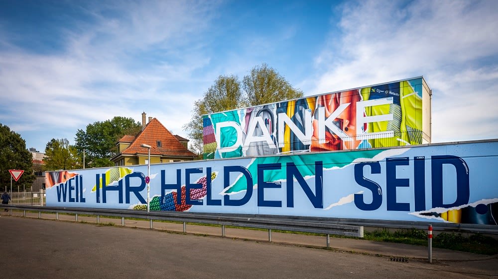 Buntes Graffiti: "Danke - weil ihr Helden seid".