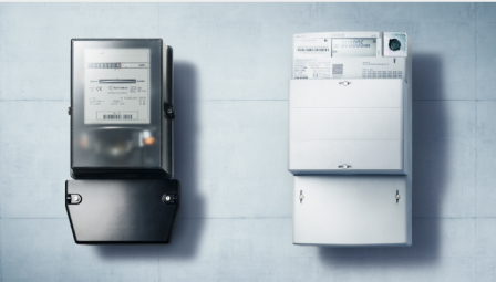 Zwei Stromzähler an der Wand.