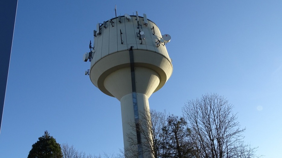 Wasserturm mit Funkantennen
