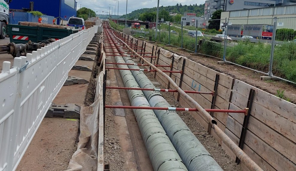 Baustelle einer Fernwärmetrasse: Leitungen im offenen Graben