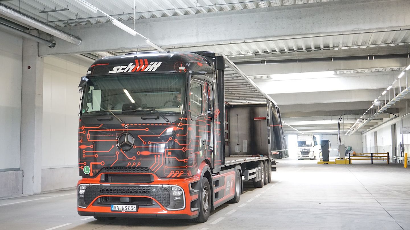 E-Lkw in einer Industriehalle