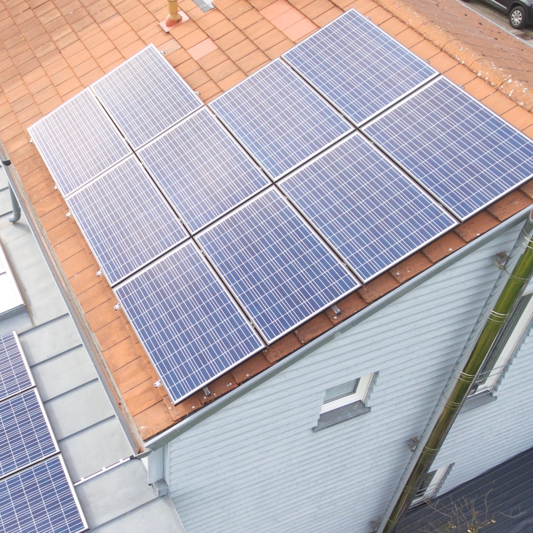 Solarkollektoren auf Dach.