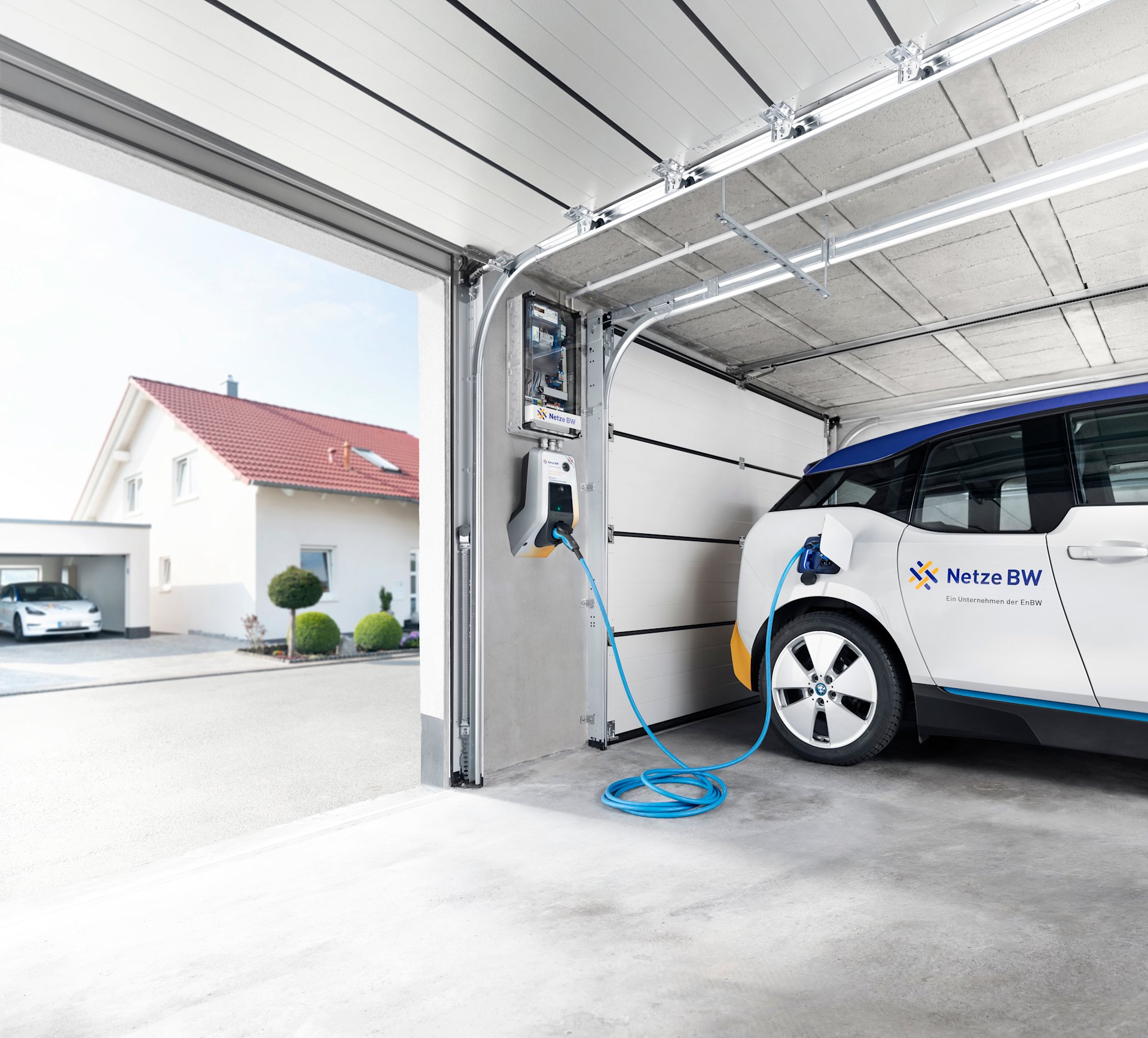 E-Auto lädt in Garage an Netze-BW-Wallbox.