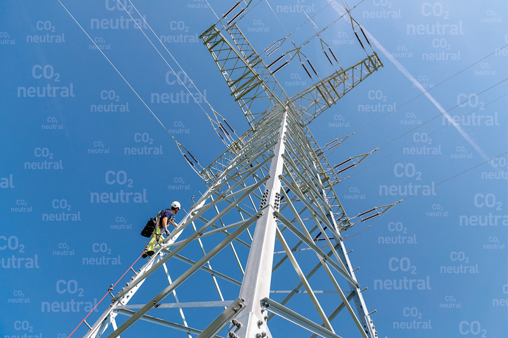 Arbeitender auf Hochspannungsmast
