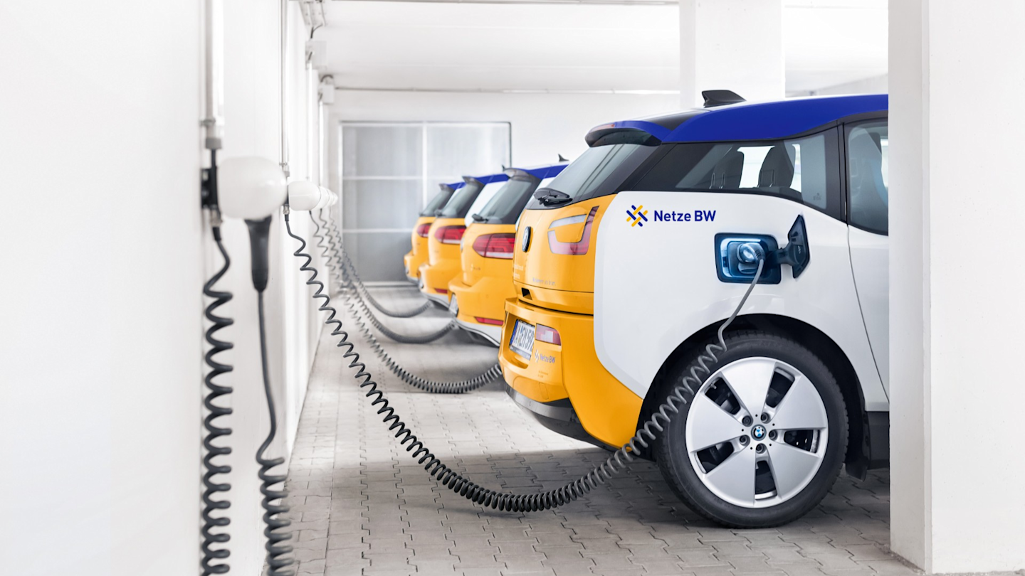Fahrzeuge der Netze BW GmbH beim Laden in Tiefgarage.
