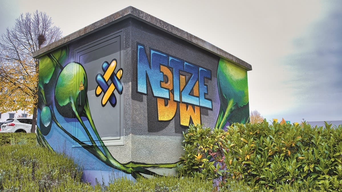 Graffiti auf Trafostation: Grüne Knollen und "Netze BW"-Aufschrift.