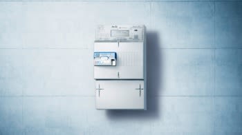 Stromzähler an der Wand montiert.