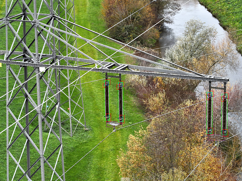 KI-Auswertung eines Strommasts mit Status der Isolatoren.