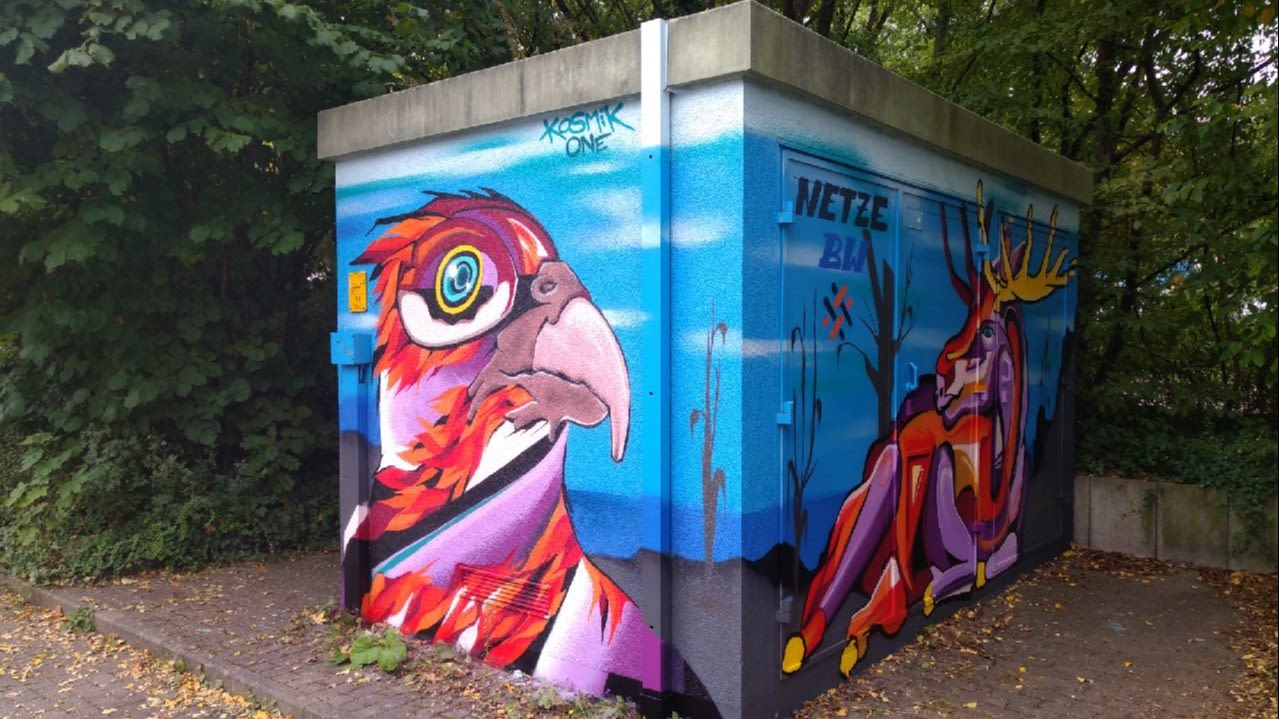 Graffiti: Bunter Vogel und bunter Hirsch auf Gasdruckregelanlage.
