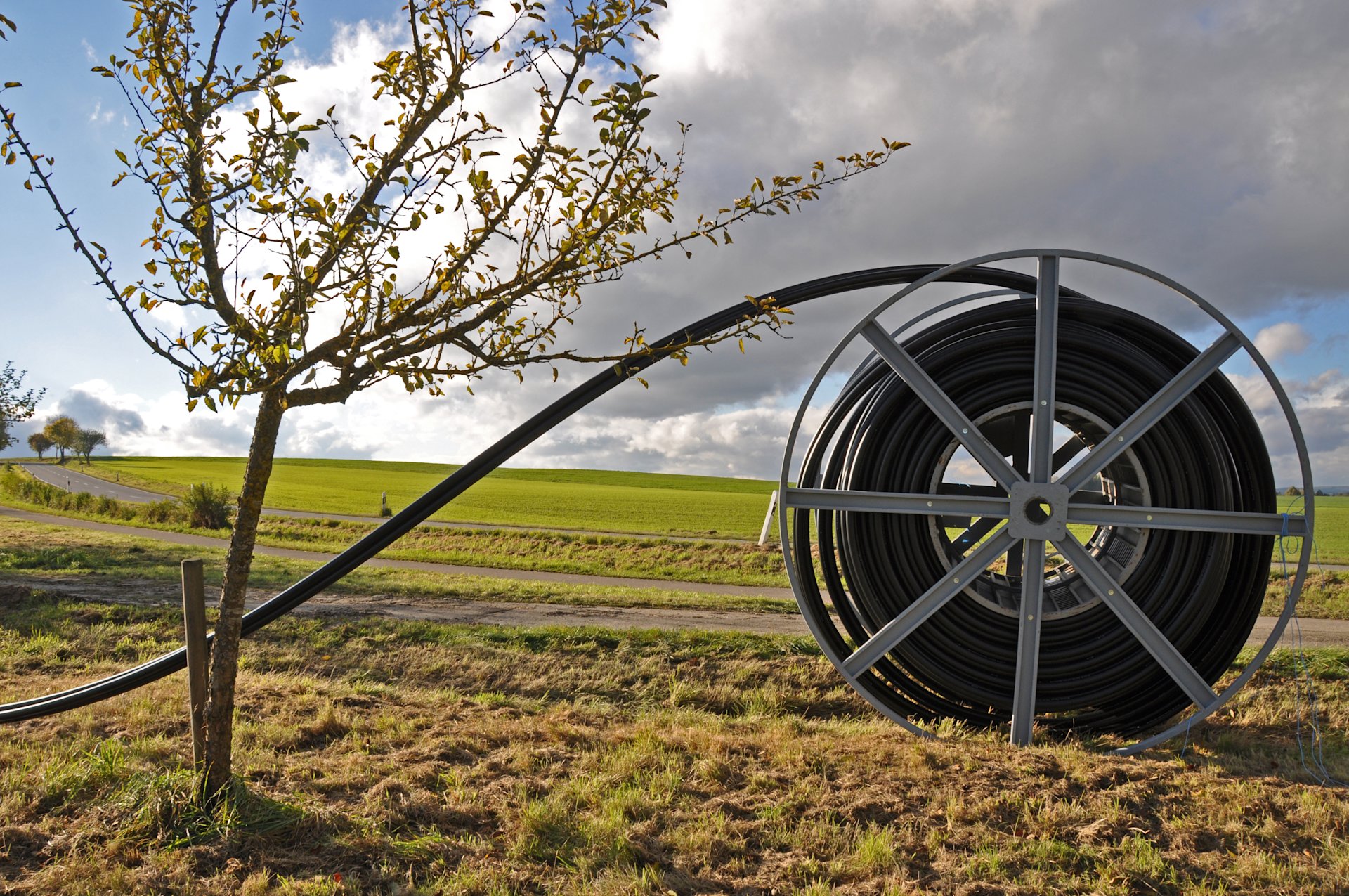 Kabeltrommel auf Feldweg.