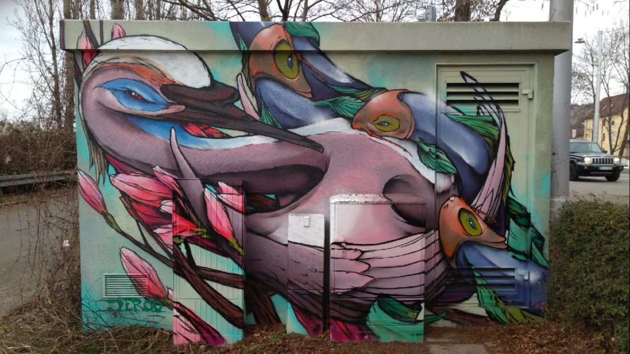 Graffiti: Vögel & Blüten an Trafostation.