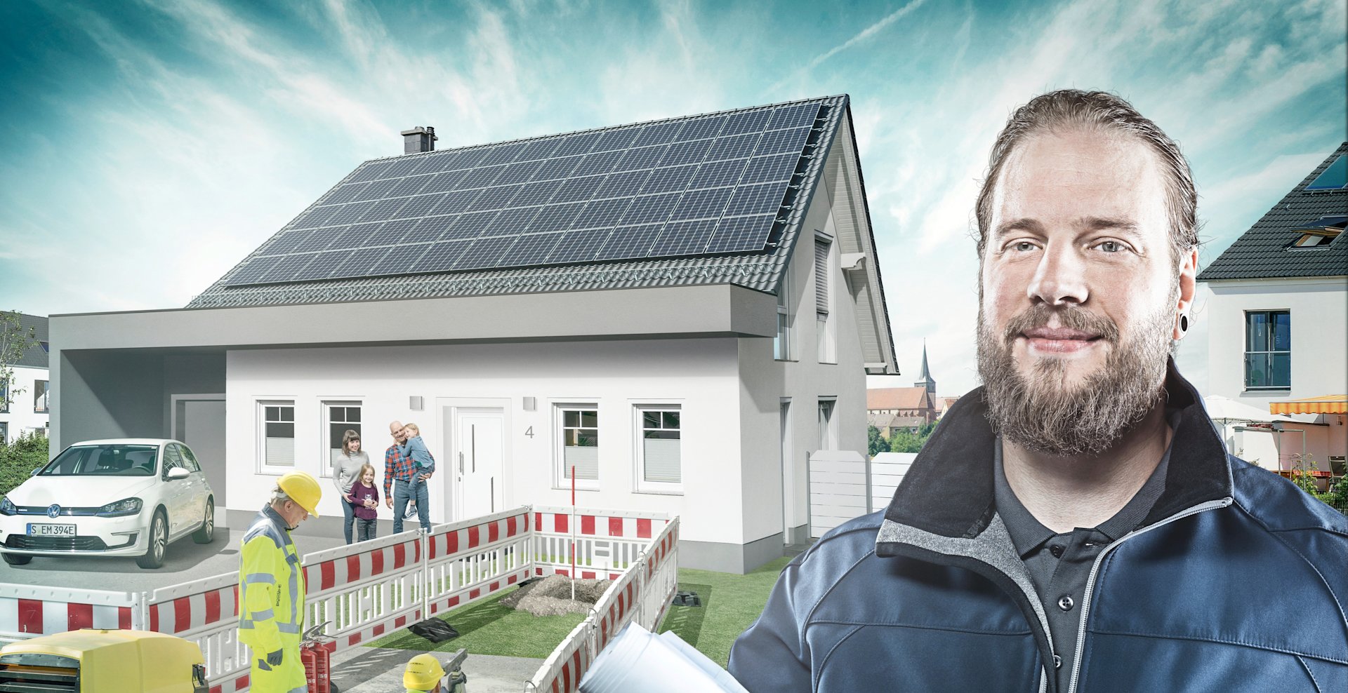 Netze BW Team bei Familie am Haus mit Solaranlage.