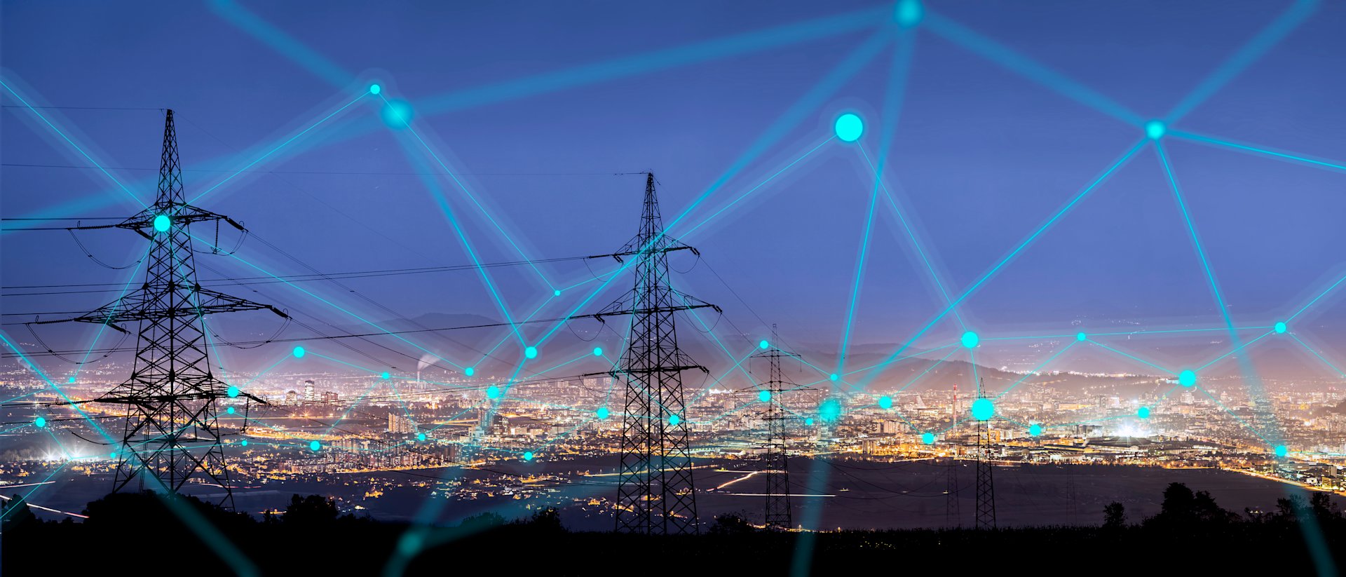 Hochspannungsmasten und Stadt bei Nacht verbunden durch virtuelle Linien.
