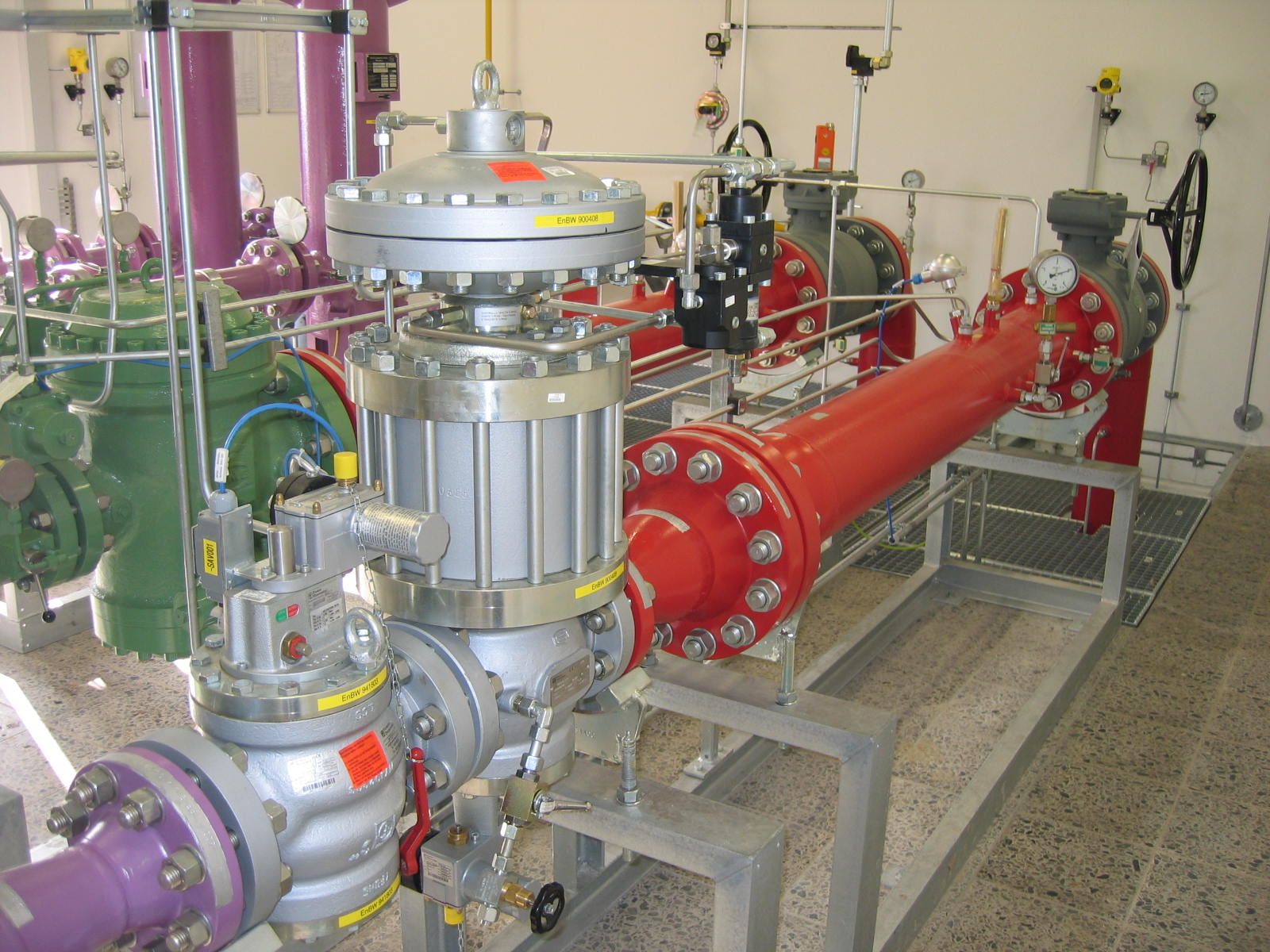 Industrielle Rohrleitungsanlage mit Ventilen.