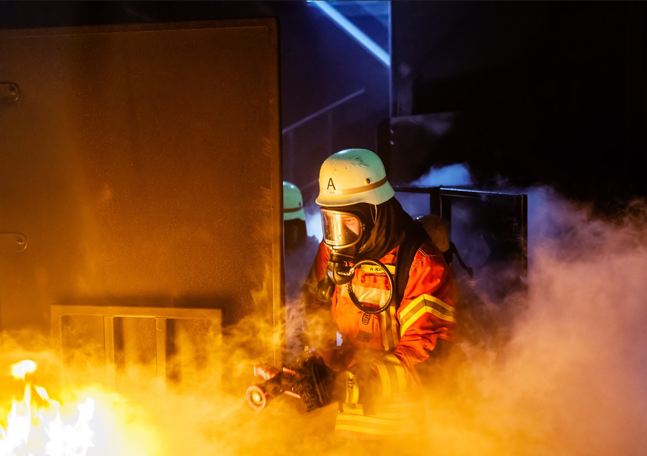 Feuerwehrmann im Einsatz, der einen Brand löscht.