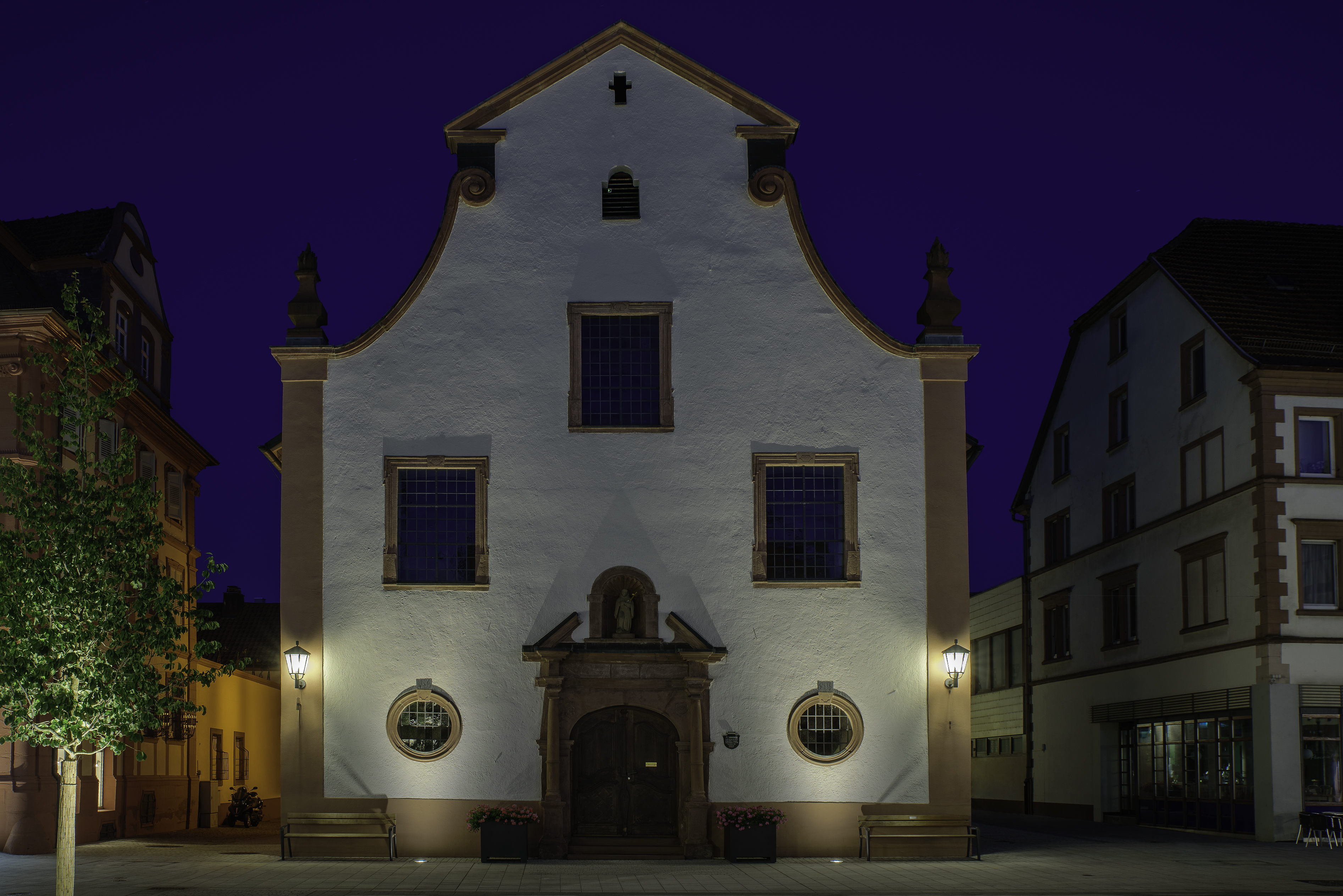 Gebäude bei Nacht mit Straßenbeleuchtung.
