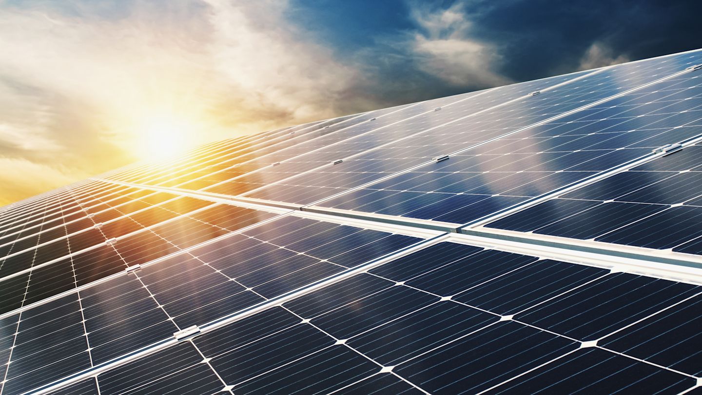 Solarmodule in Nahaufnahme bei Sonnenschein.