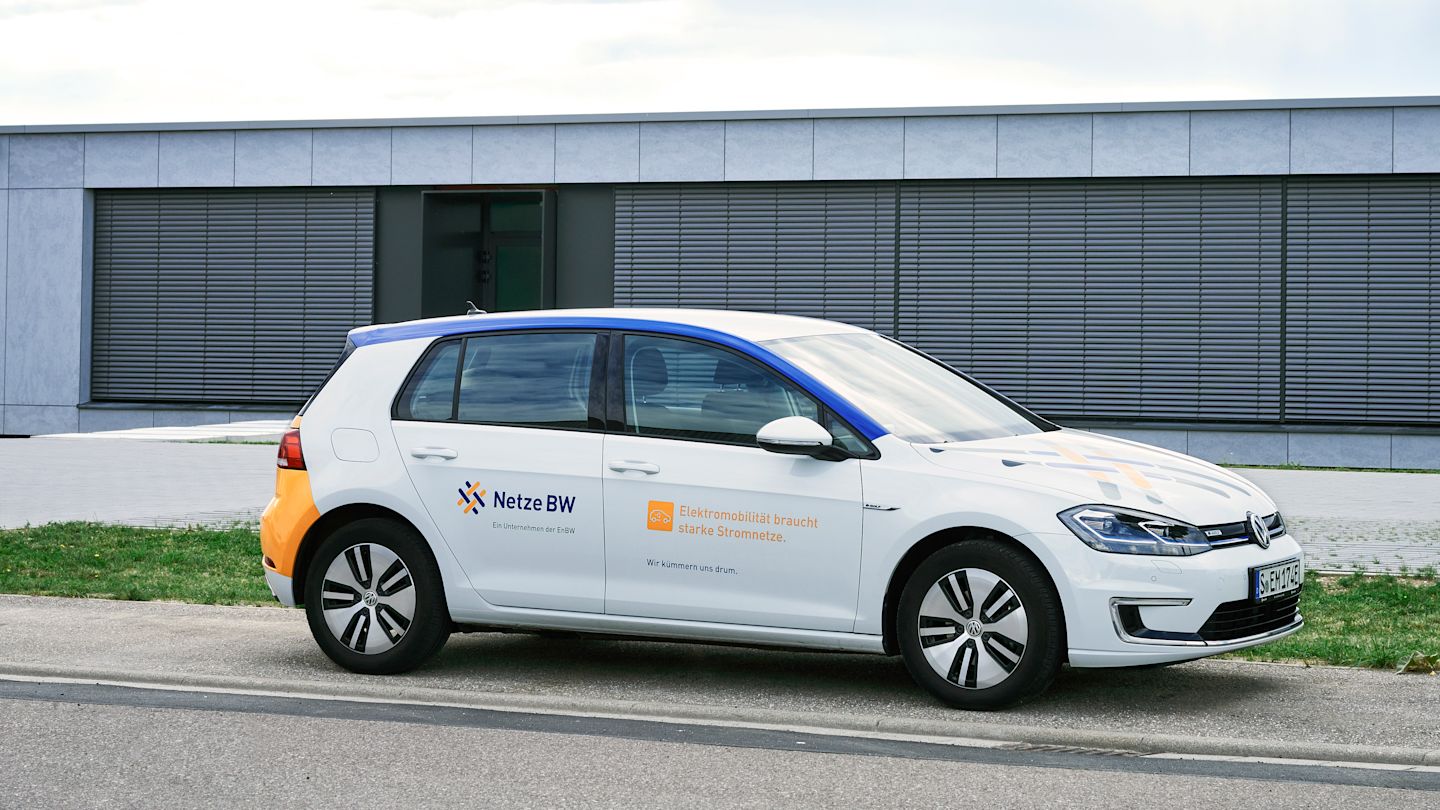 Weißer E-Golf mit Netze-BW-Branding.