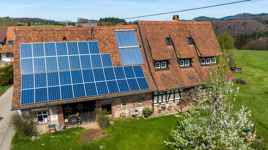 Älterer freistehender Hof mit PV-Anlage auf dem Dach.