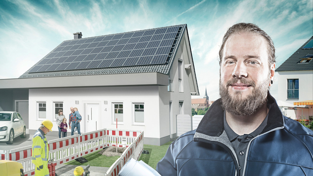 Haus mit Solaranlage und Baustelle davor. Handwerker im Vordergrund.