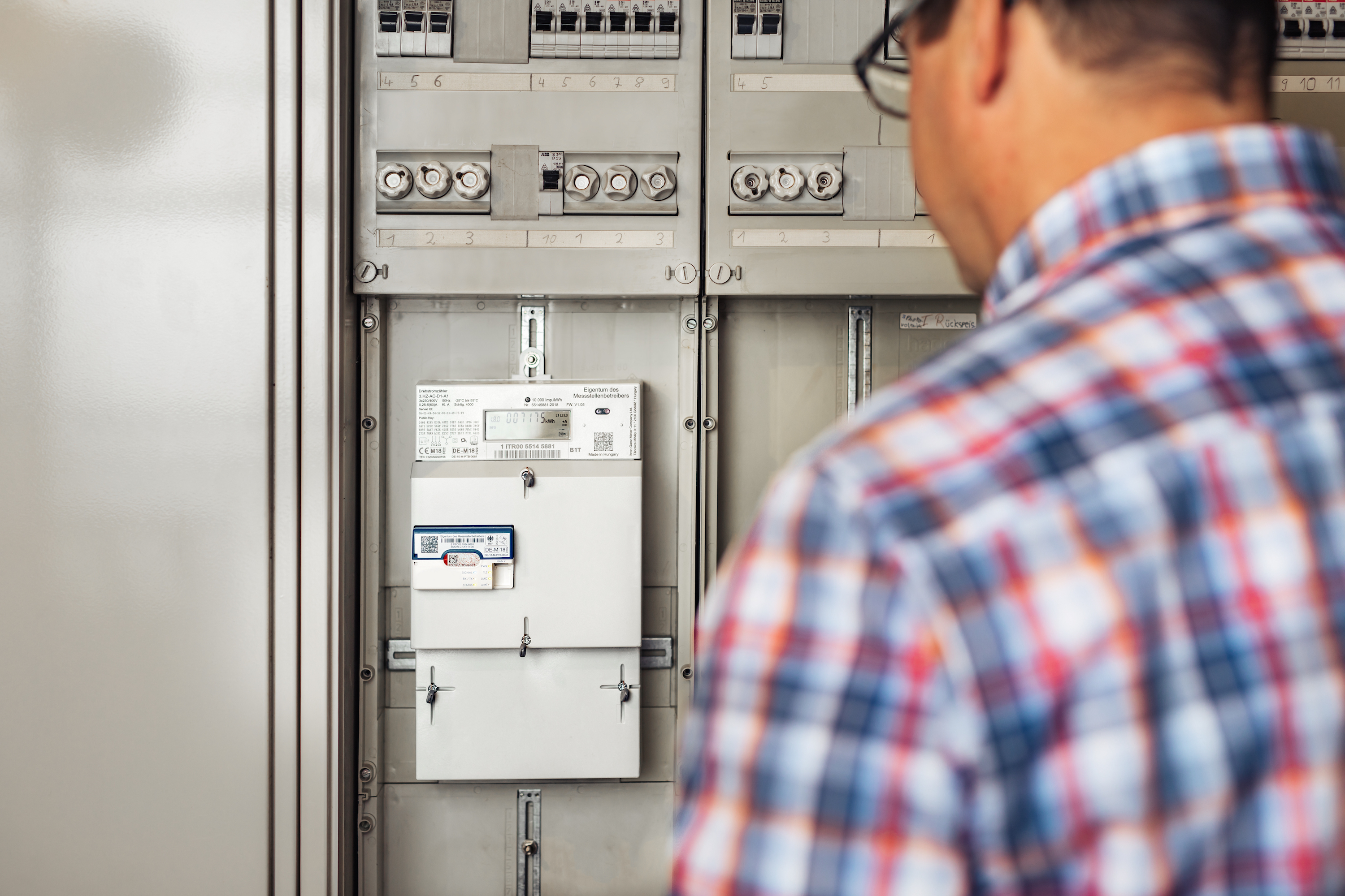 Mann betrachtet ein Smart Meter.