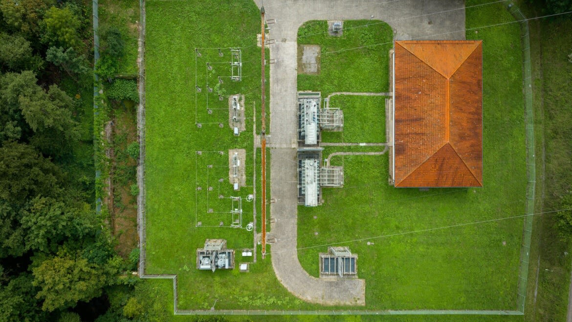 Umspannwerk Solingen von oben auf einer Wiese.