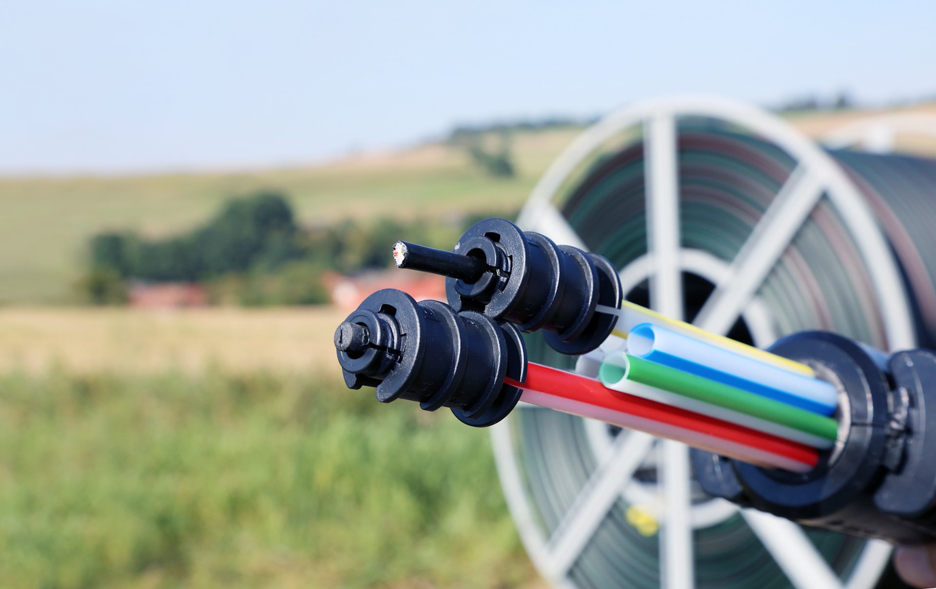 Breitband-Kabel aufgerollt auf einer Trommel im Freien.