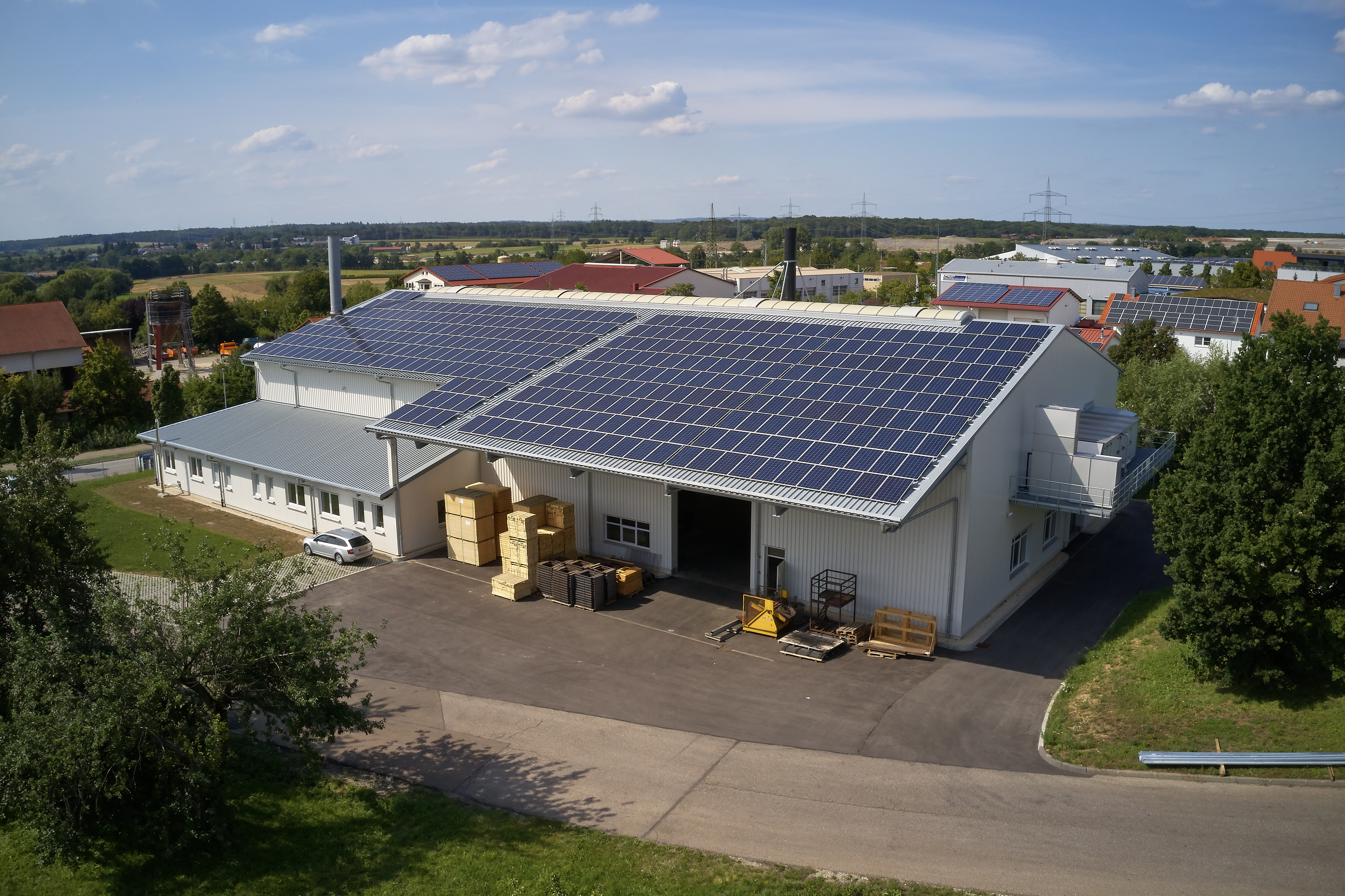 Lagerhalle mit Solarmodulen auf dem Dach.