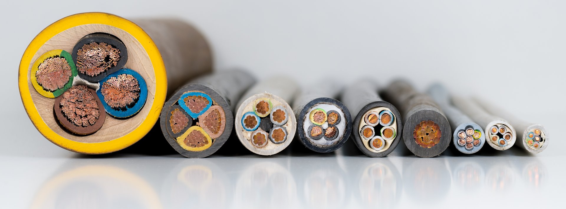 Querschnitt von unterschiedlich dicken Kabeln nebeneinander.