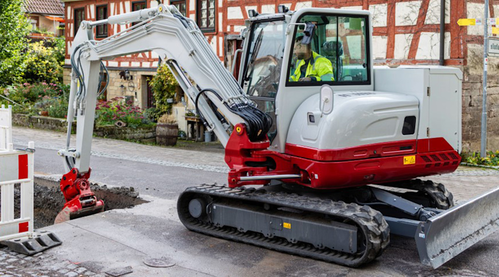 Vollelektrischer Bagger beim Grabenaushub auf der Baustelle Bönnigheim